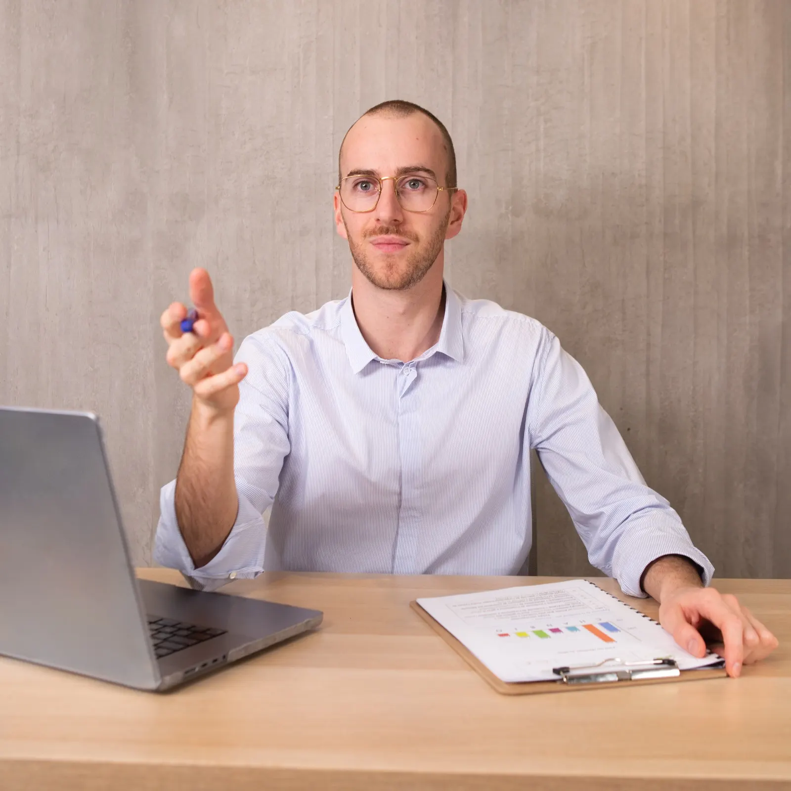 Thomas Riff à son bureau, bilan et ordinateur sous la main